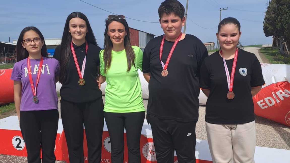 Okul Sporları Bisiklet Turnuvası Yıldız Kızlar Takım haline ilçe birinicisi olmuştur.